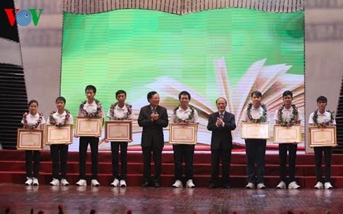 Chủ tịch Quốc hội Nguyễn Sinh Hùng: Thực hiện thắng lợi công cuộc đổi mới căn bản toàn diện giáo dục - ảnh 1